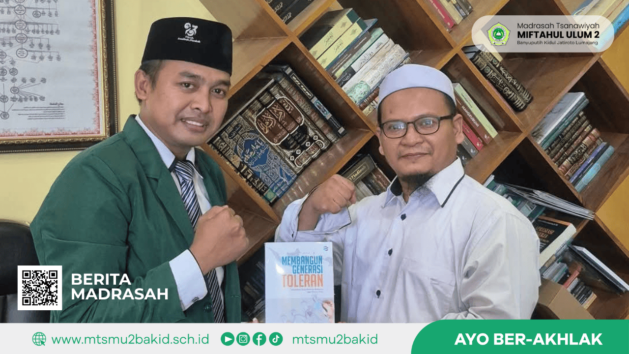 Guru MTs Miftahul Ulum 2 Serahkan Buku Karyanya kepada Rektor UAS Jember