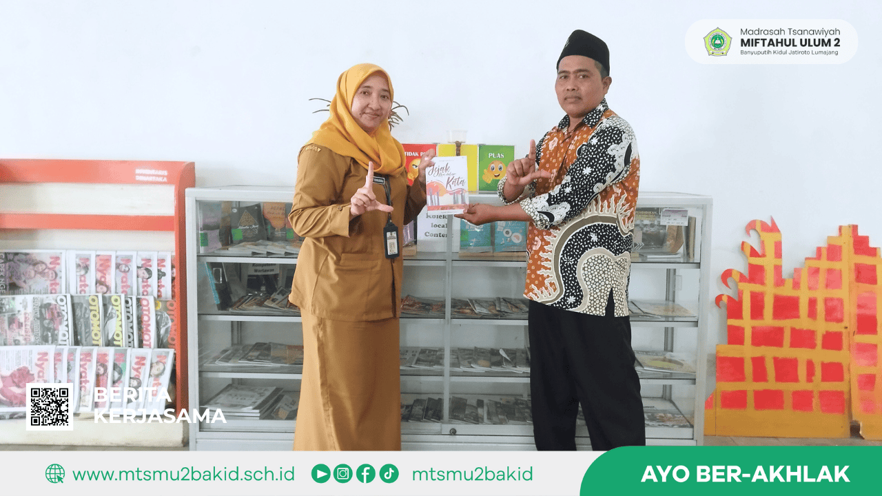 Kepala MTs Miftahul Ulum 2 Hibahkan Buku Karya Siswa ke Disarpus Kabupaten Lumajang