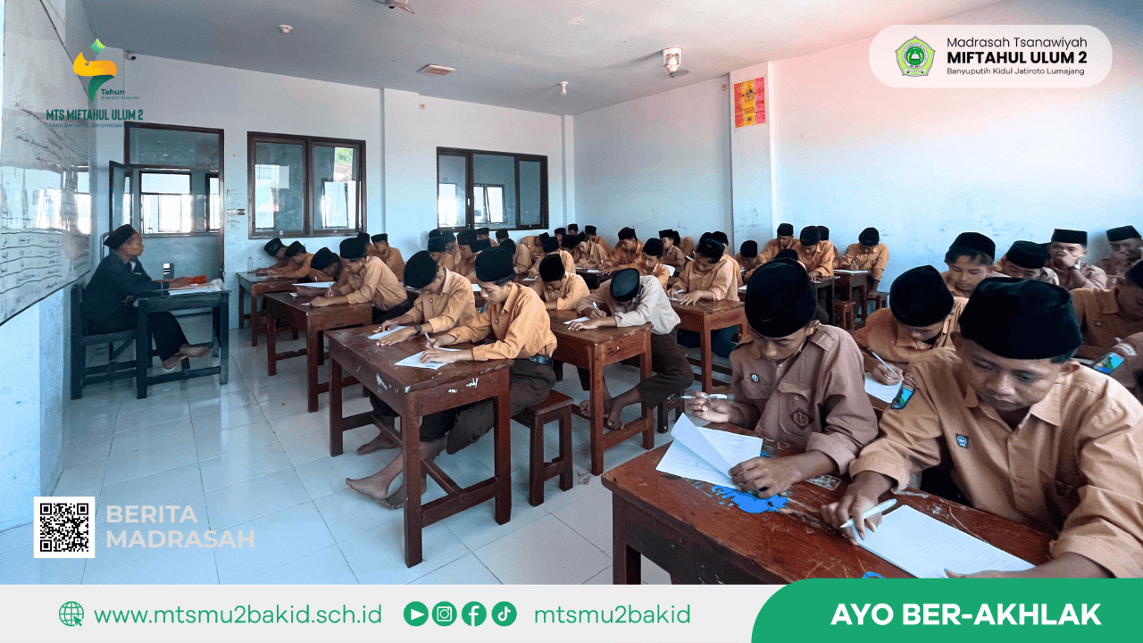 Kepala Madrasah Monitoring Ruang Ujian Putri pada Pelaksanaan ASAT Hari Kelima