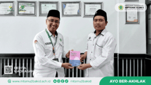 Kepala MTs Miftahul Ulum 2 Serahkan Buku Terbaru Karya Siswi kepada Pengawas Bina