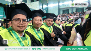Wisuda UINSA Surabaya: Guru MTs Miftahul Ulum 2 Resmi Sandang Gelar Doktor