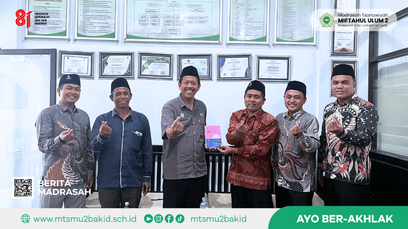 Kepala MTs Miftahul Ulum 2 Serahkan Dua Buku Karya Guru dan Siswi kepada Kasie Pendma Kemenag Lumajang