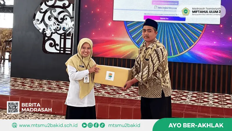 Hadiri Festival Literasi Lumajang, Kepala MTs Miftahul Ulum 2 Raih Doorprize